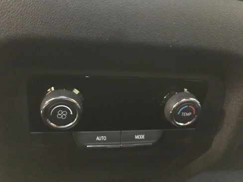 Used 2025 Chevrolet Traverse LT image 18