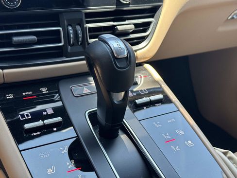 Used 2022 Porsche Macan AWD/4WD image 25