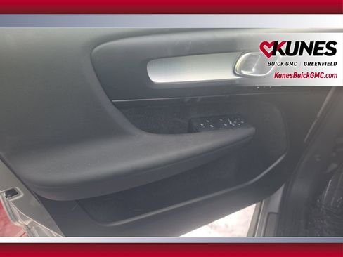 Used 2024 Volvo XC40 B5 Core image 17