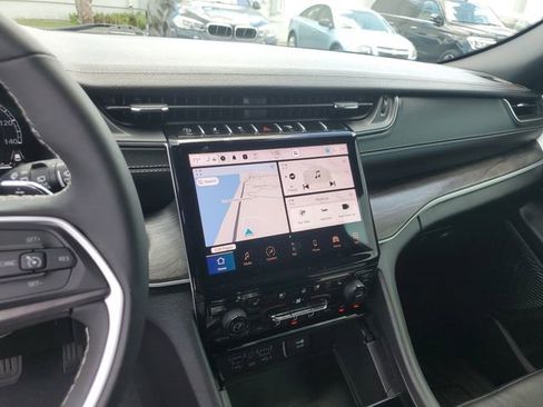 Used 2025 Jeep Grand Cherokee Limited w/ Luxury Tech Group II image 27