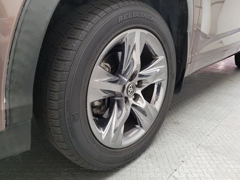 Used 2018 Toyota Highlander Limited Platinum FWD image 31