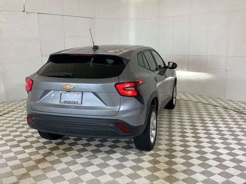 Used 2024 Chevrolet Trax LS w/ LS Convenience Package FWD image 17