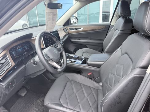 Used 2024 Volkswagen Atlas SE w/ Black Wheel Package FWD image 9
