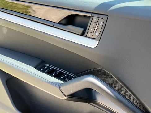 Certified 2025 Porsche Cayenne AWD/4WD image 32