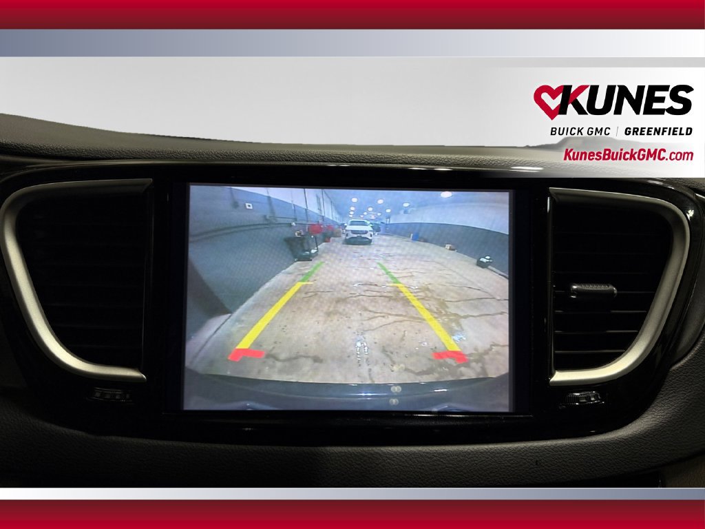 Used 2023 Chrysler Pacifica Touring-L FWD image 27