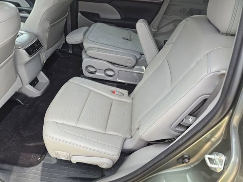 Used 2015 Toyota Highlander Limited FWD image 10