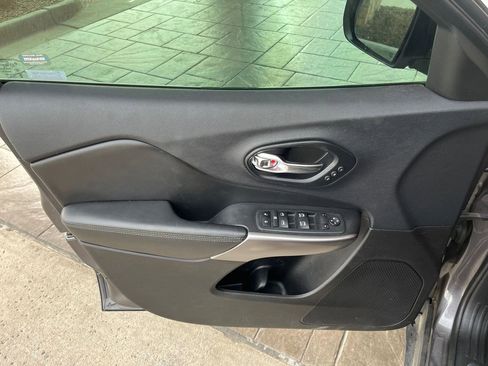 Used 2019 Jeep Cherokee Limited w/ Luxury Group image 9