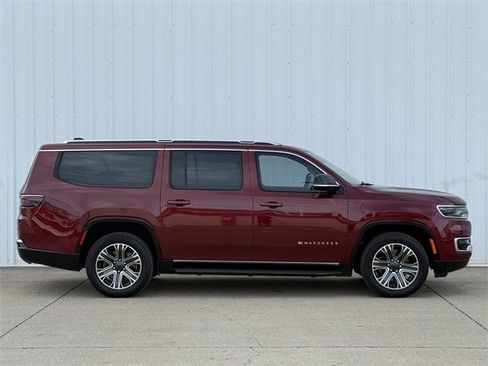 Used 2024 Jeep Wagoneer L Series II image 3