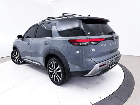 Used 2024 Nissan Pathfinder Platinum FWD image 2