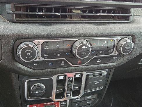 Used 2024 Jeep Wrangler Unlimited AWD/4WD image 28