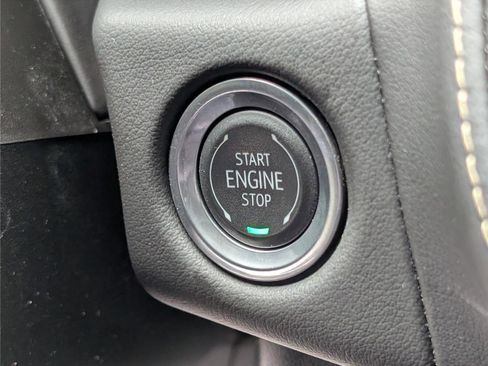 Used 2024 GMC Yukon XL SLT image 28