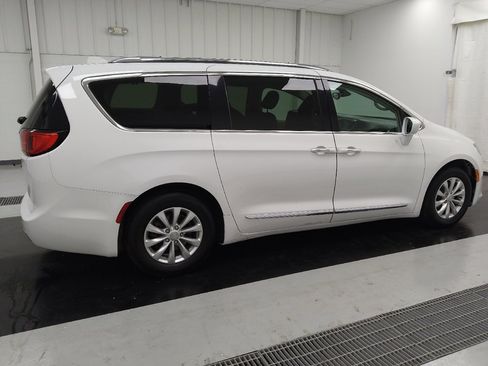 Used 2018 Chrysler Pacifica Touring-L FWD image 10