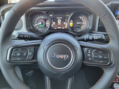 Used 2024 Jeep Wrangler Unlimited image 8