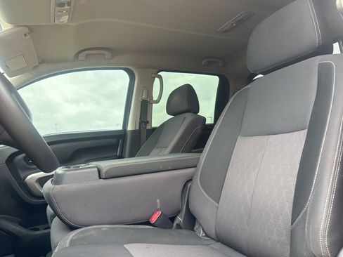 Used 2022 Nissan Titan SV image 42