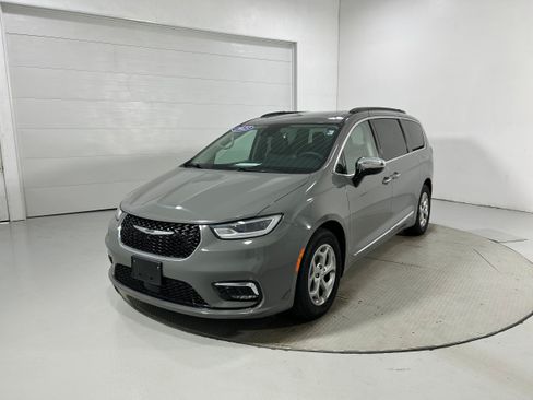 Used 2023 Chrysler Pacifica Limited FWD image 21