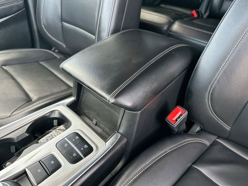 Used 2024 Ford Explorer XLT w/ Equipment Group 202A RWD image 21