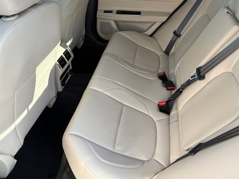 Used 2017 Jaguar XF Premium image 16