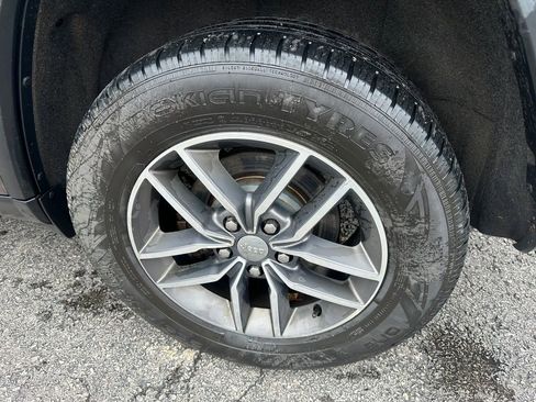 Used 2018 Jeep Grand Cherokee Laredo image 20