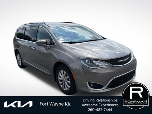 Used 2018 Chrysler Pacifica Touring-L Plus FWD image 8