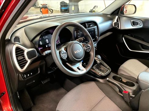 Used 2023 Kia Soul LX image 8