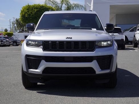 New 2026 Jeep Grand Cherokee Altitude image 9