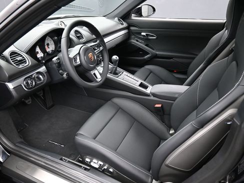 New 2025 Porsche 718 Cayman RWD image 4