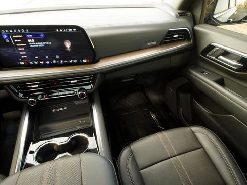 Used 2025 Chevrolet Suburban High Country image 15