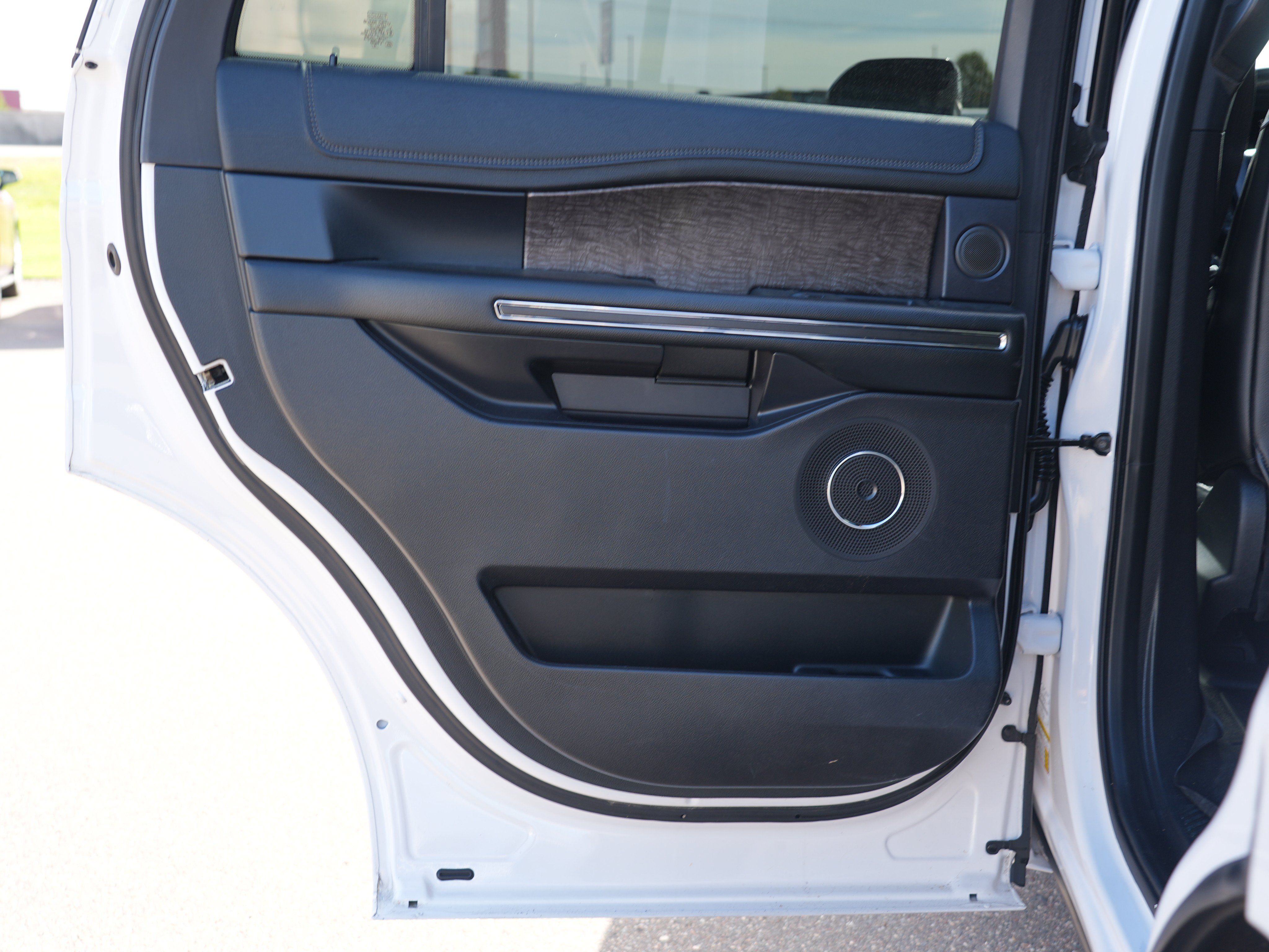 Used 2019 Ford Expedition Limited w/ Equipment Group 301A AWD/4WD image 19