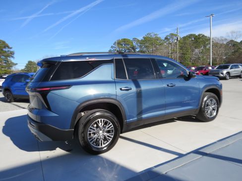 New 2025 Chevrolet Traverse LT image 3