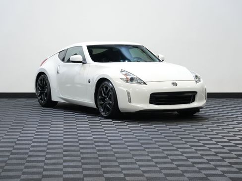 Used 2016 Nissan 370Z Touring RWD image 5