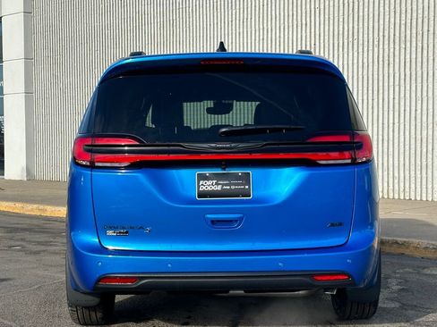 New 2026 Chrysler Pacifica Select w/ S Appearance Package image 4