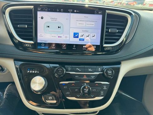 Used 2021 Chrysler Pacifica Touring-L FWD image 20