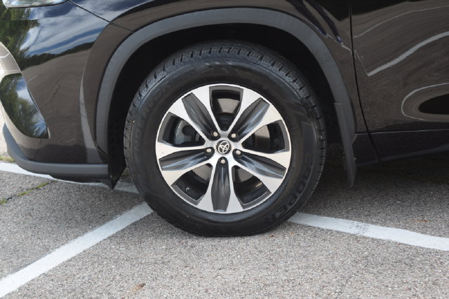 Used 2021 Toyota Highlander XLE FWD image 30