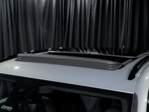 Used 2023 Bentley Bentayga Plug-In Hybrid image 9