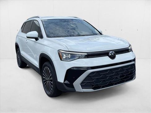 New 2025 Volkswagen Taos SE image 3