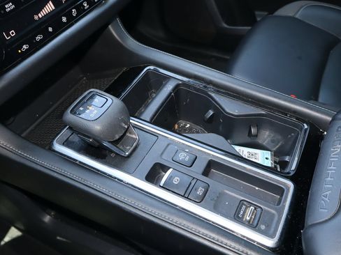 Used 2023 Nissan Pathfinder SL w/ SL Premium Package FWD image 28