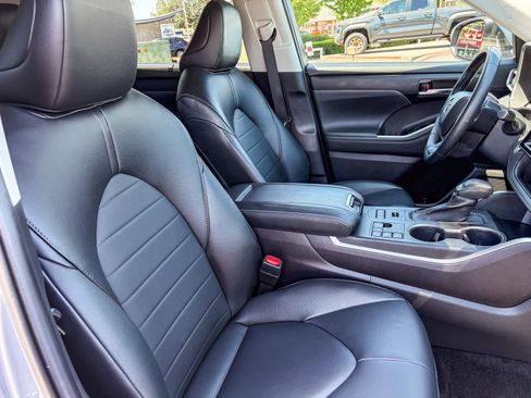 Used 2023 Toyota Highlander XLE AWD/4WD image 15