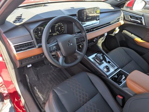 Used 2025 Mitsubishi Outlander 4WD Plug-In Hybrid image 15