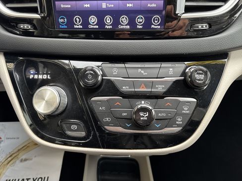 Used 2019 Chrysler Pacifica Touring-L image 17