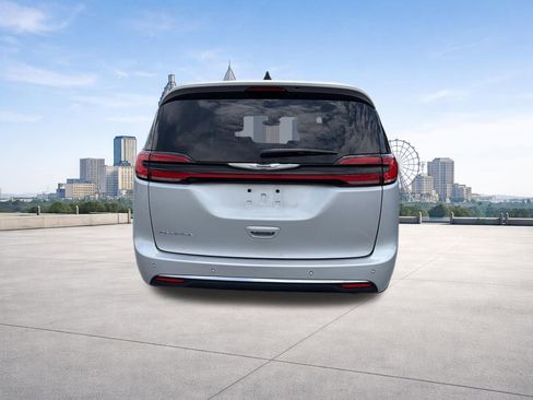 Used 2023 Chrysler Pacifica Touring-L FWD image 4