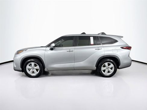 Used 2024 Toyota Highlander LE image 9
