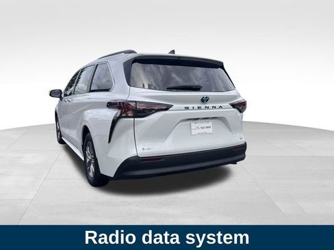 Used 2025 Toyota Sienna XLE FWD image 3