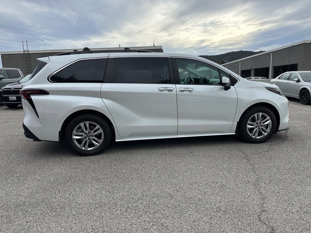 Used 2025 Toyota Sienna XLE w/ XLE Plus Package AWD/4WD image 4