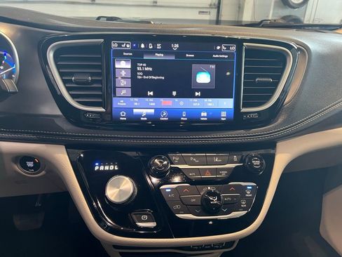 Used 2023 Chrysler Pacifica Touring-L FWD image 22