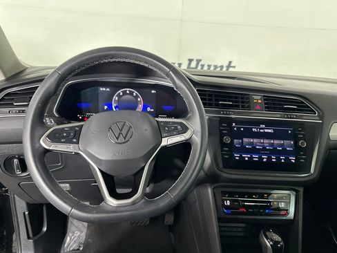 Used 2022 Volkswagen Tiguan SE w/ Panoramic Sunroof Package AWD/4WD image 11