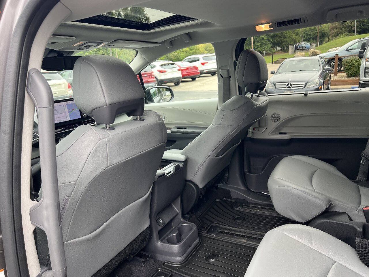 Used 2024 Toyota Sienna XLE w/ XLE Plus Package AWD/4WD image 33