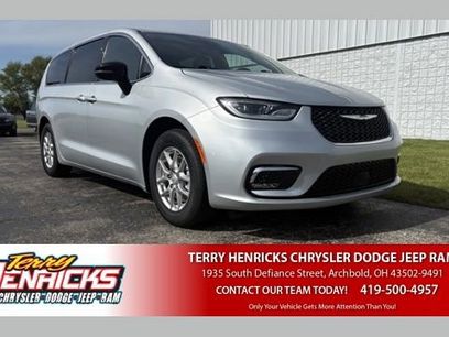 Used 2026 Chrysler Pacifica Select