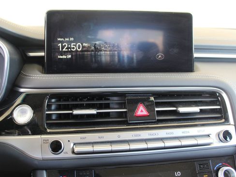 Used 2025 Genesis G70 2.5T RWD image 10