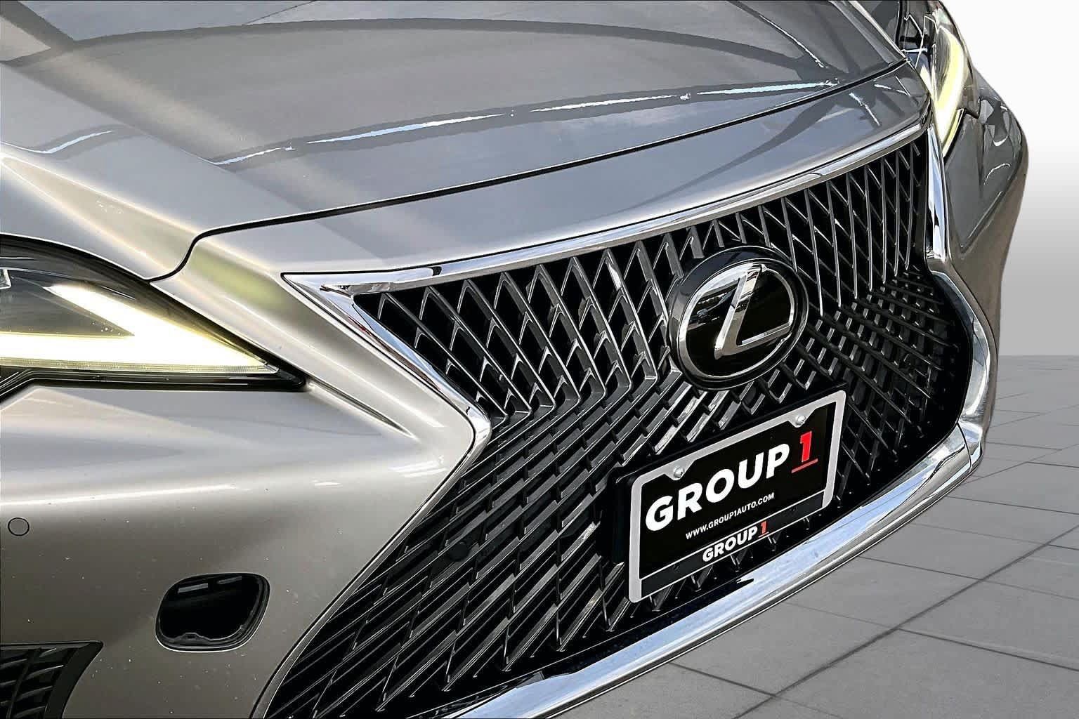 Used 2023 Lexus LS 500 w/ Accessory Package (Z2) RWD image 30