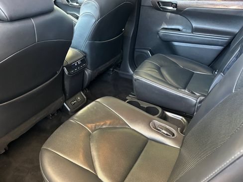 Used 2020 Toyota Highlander Limited FWD image 12
